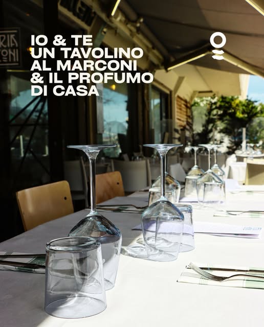 Dehor dell'Osteria Marconi con tavoli apparecchiati sulla via