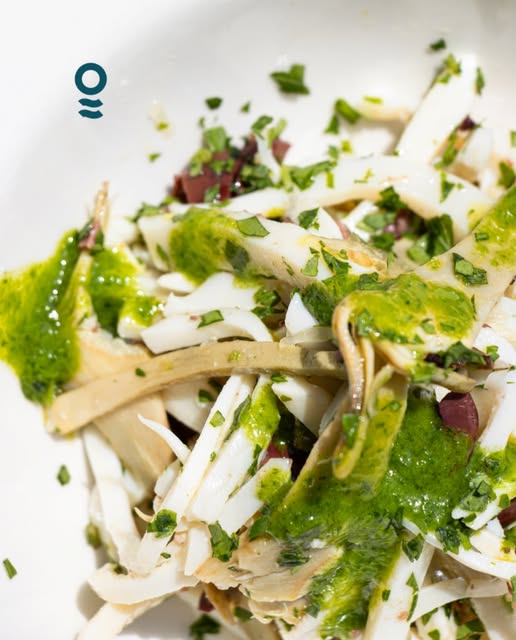 Insalata di mare con verdure julienne ed erbe