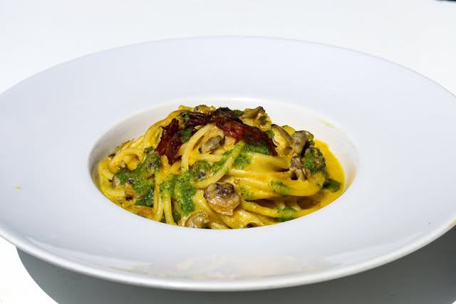 Tagliolini con crema gialla e pesto, piatto dell'Osteria Marconi